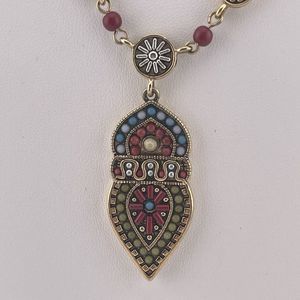 Beaded pendant necklace gold tone